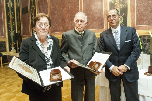 Überreichung der Auszeichnung an Familie Niedrist durch den israelischen Botschafter Zvi Heifetz (re.)