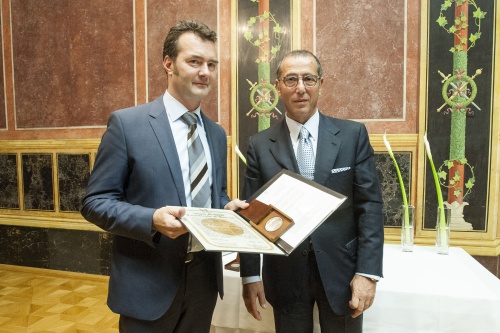 Überreichung der Auszeichnung an Familie Prem durch den israelischen Botschafter Zvi Heifetz (re.)