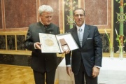 Überreichung der Auszeichnung an Familie Thaler durch den israelischen Botschafter Zvi Heifetz (re.)