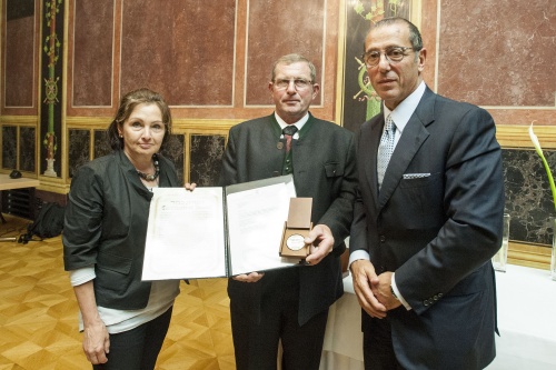 Überreichung der Auszeichnung an Familie Wimmer durch den israelischen Botschafter Zvi Heifetz (re.)