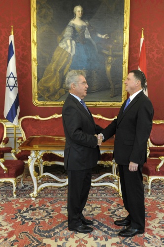 v.li.: Bundespräsident Heinz Fischer begrüßt den Präsidenten der israelischen Knesset Yuli-Yoel Edelstein