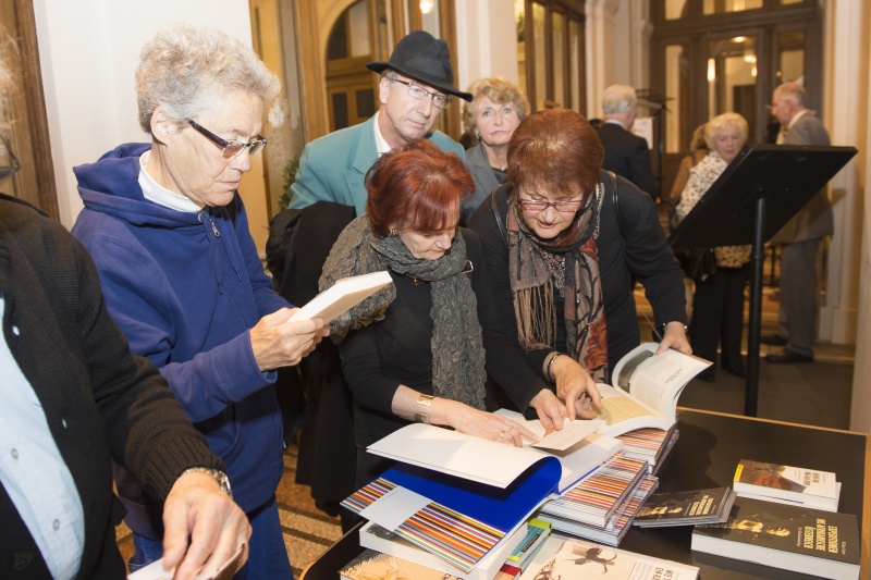 Buchausstellung mit VeranstaltungsteilnehmerInnen