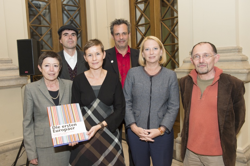 v.li. 1. Reihe: Kuratorin, Autorin, Universitätslektorin mit dem Schwerpunkten Jüdische Kunst und Museologie Felicitas Heimann-Jelinek, Mitherausgeberin Michaela Feuerstein-Prasser, Nationalratspräsidentin Doris Bures (S), Verlagsleiter Mandelbaum-Verlag Michael Baiculescu, 
2. Reihe: Die Musiker Vincenz Wizlperger und Hannes Löschel