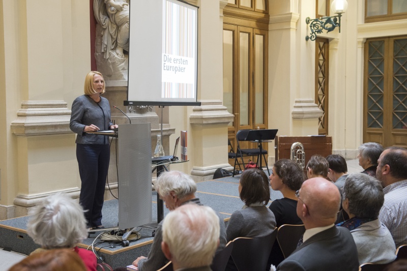 Blick Richtung VeranstaltungsteilnehmerInnen mit Nationalratspräsidentin Doris Bures (S) bei der Begrüßung