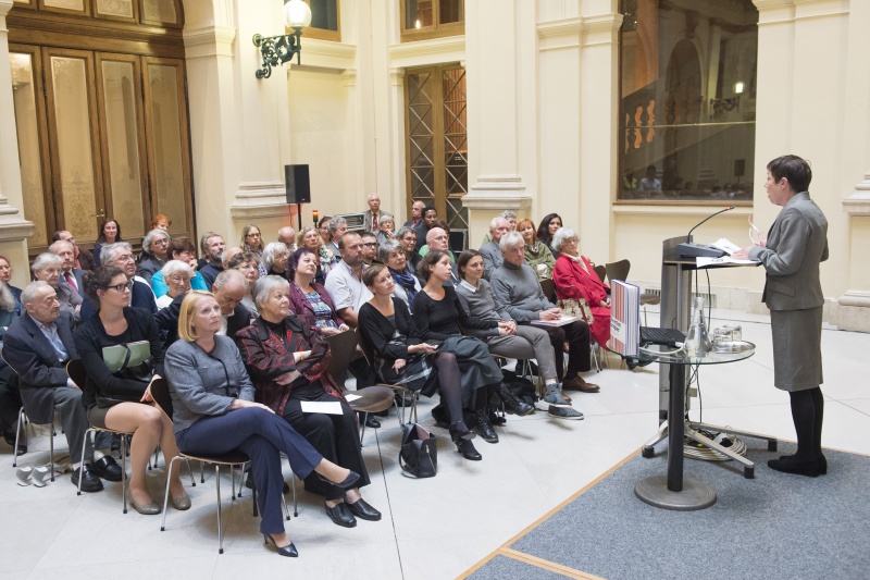 Blick Richtung VeranstaltungsteilnehmerInnen. Vortrag von Kuratorin, Autorin, Universitätslektorin mit dem Schwerpunkten Jüdische Kunst und Museologie Felicitas Heimann-Jelinek