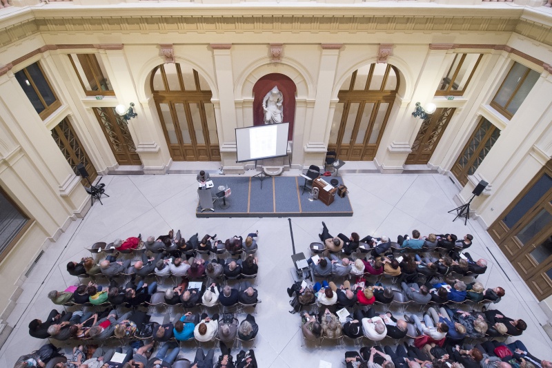 Blick Richtung VeranstaltungsteilnehmerInnen. Vortrag von Kuratorin, Autorin, Universitätslektorin mit dem Schwerpunkten Jüdische Kunst und Museologie Felicitas Heimann-Jelinek