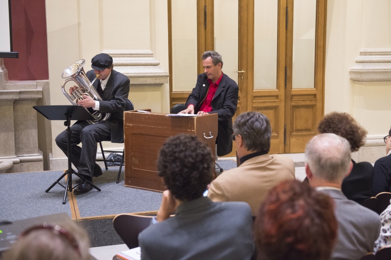 Musikalische Untermalung durch die Musiker Vincenz Wizlsperger und Musiker Hannes Löschel (v.li.n.re.)