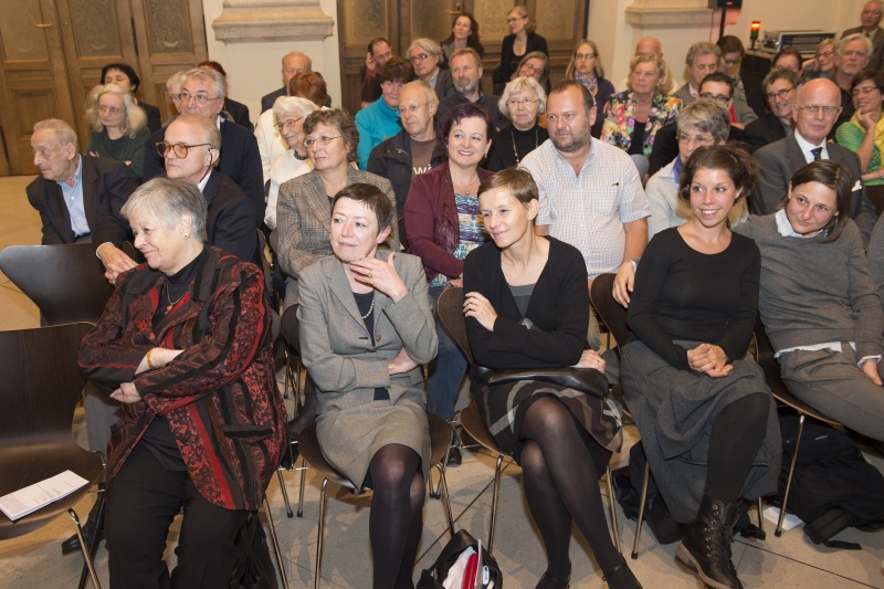 Blick Richtung VeranstaltungsteilnehmerInnen. Erste Reihe v.li. Bundesratspräsidentin a.D. Anna Elisabeth Haselbach, Kuratorin, Autorin, Universitätslektorin mit dem Schwerpunkten Jüdische Kunst und Museologie Felicitas Heimann-Jelinek, Mitherausgeberin Michaela Feuerstein-Prasser und Veranstaltungsteilnehmerin