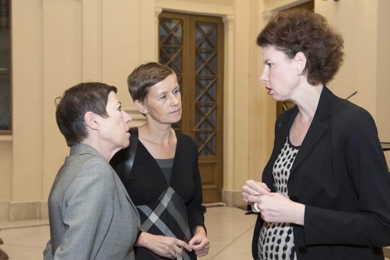 v.li. Kuratorin, Autorin, Universitätslektorin mit dem Schwerpunkten Jüdische Kunst und Museologie Felicitas Heimann-Jelinek, Mitherausgeberin Michaela Feuerstein-Prasser und Generalsekretärin Jewish Welcome Service Susanne Trauneck im Gespräch