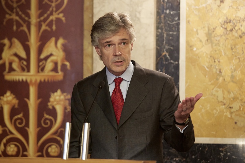 Parlamentsdirektor Harald Dossi begrüßt die VeranstaltungsteilnehmerInnen