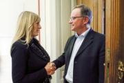 v.li.: Die EU-Ministerin Jadranka Joksimovic wird durch den Zweiten Nationalratspräsidenten Karlheinz Kopf (V) begrüßt
