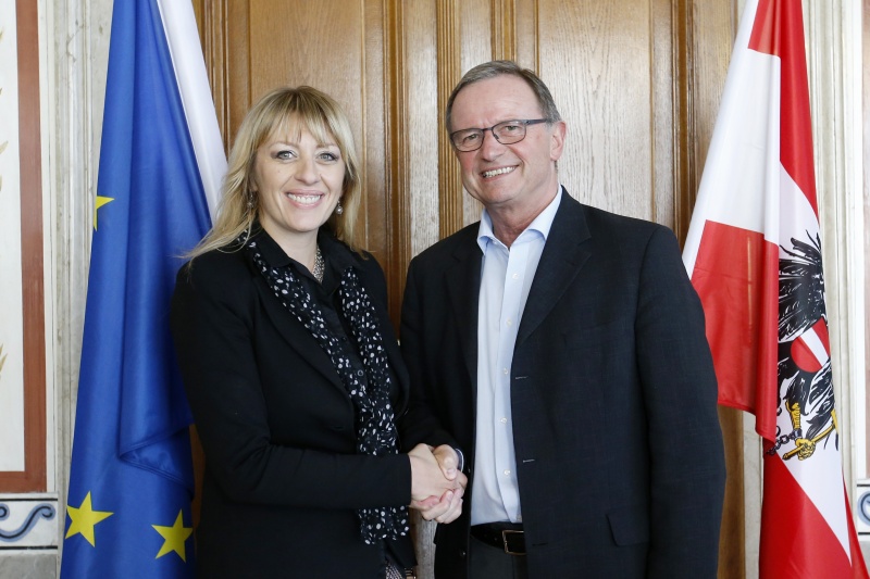 v.li.: Die EU-Ministerin Jadranka Joksimovic wird durch den Zweiten Nationalratspräsidenten Karlheinz Kopf (V) begrüßt