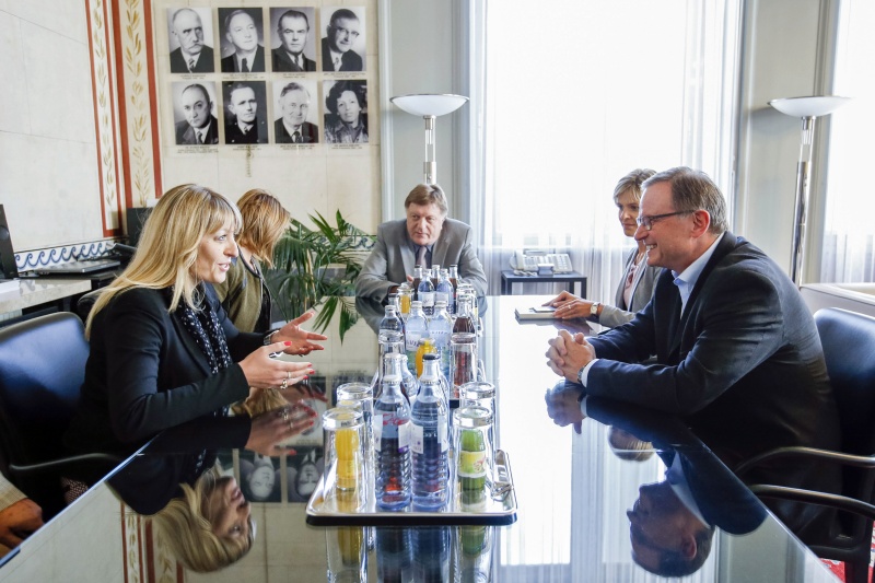 Aussprache zwischen der  EU-Ministerin Jadranka Joksimovic (li.) und dem Zweiten Nationalratspräsidenten Karlheinz Kopf (V) (re)