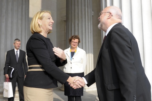 v.li.: Nationalratspräsidentin Doris Bures(S) begrüßt den Präsidenten des Schweizer Nationalrates Ruedi Lustenberger
