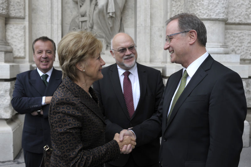 Der zweite Nationalratspräsident Karlheinz Kopf begrüßt ein Delegationsmitglied  vor dem Restaurant Vestibül im Burgtheater