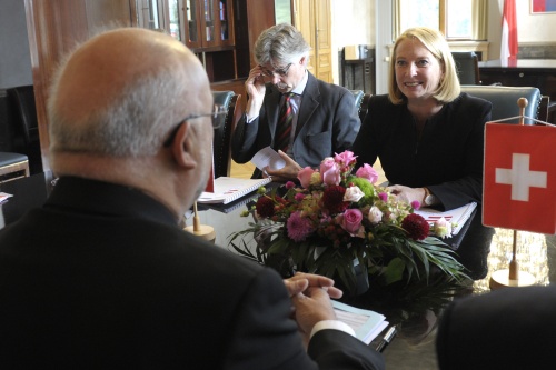 v.re. Nationalratspräsidentin Doris Bures (S) und Parlamentsdirektor Harald Dossi (mi.) während der Aussprache mit dem Präsidenten des Schweizer Nationalrates Ruedi Lustenberger