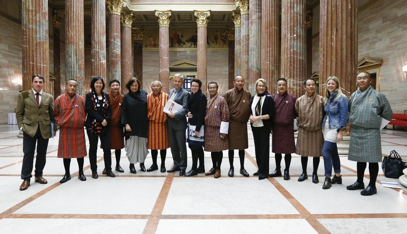 Gruppenfoto mit Mitgliedern des EZA-Unterausschusses des Außenpolitisches Ausschusses