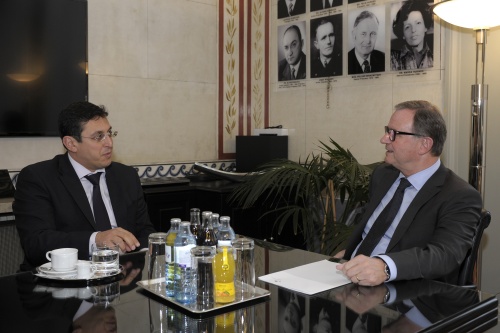 Aussprache. V.re:  Zweiter Nationalratspräsidentin Karlheinz Kopf (V) und der Botschafter von Aserbaidschan Galib Israfilov