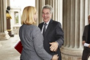 Nationalratspräsidentin Doris Bures begrüßt Bundespräsident Heinz Fischer