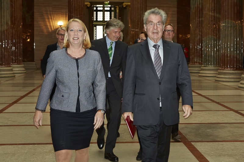 v.li. Nationalratspräsidentin Doris Bures mit Bundespräsident Heinz Fischer auf dem Weg zur Veranstaltung; dahinter Parlamentsdirektor Harald Dossi