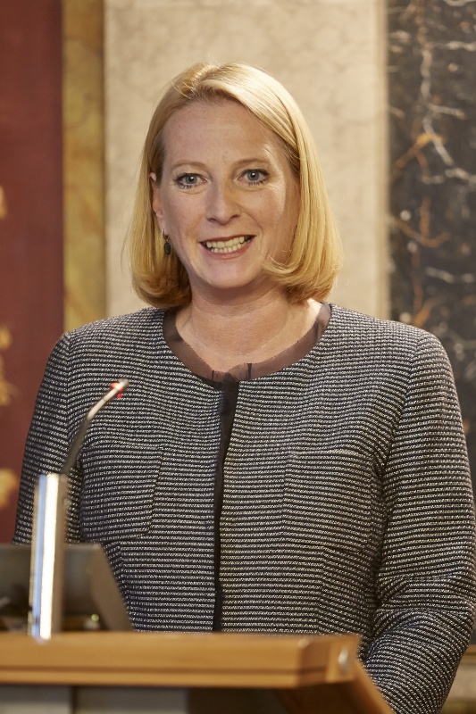 Nationalratspräsidentin Doris Bures am Rednerpult