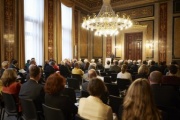 Nationalratspräsidentin Doris Bures am Rednerpult; Blick Richtung VeranstaltungsteilnehmerInnen