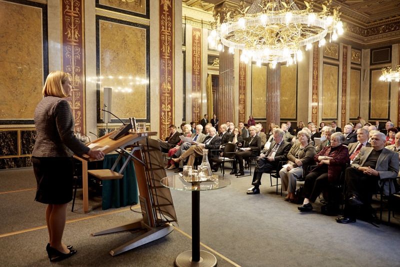 Nationalratspräsidentin Doris Bures am Rednerpult; Blick Richtung VeranstaltungsteilnehmerInnen