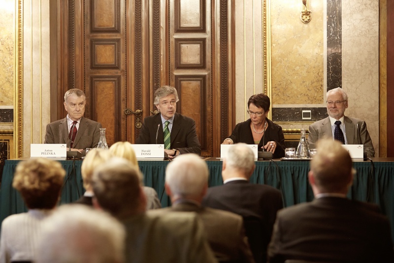 Podium v.links: Anton Pelinka, Parlamentsdirektor Harald Dossi, Birgit Sauer, Erhard Busek