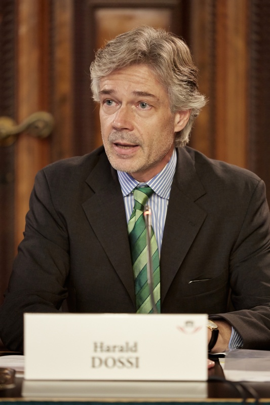 Parlamentsdirektor Harald Dossi am Podium