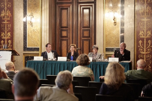 Podium v. links: Andreas Koller, Parlamentsvizedirektorin Susanne Janistyn-Novak, Marion Löffler, Heinrich Neisser