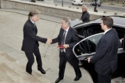 v.li. Parlamentsdirektor Harald Dossi begrüßt Bundespräsident Heinz Fischer