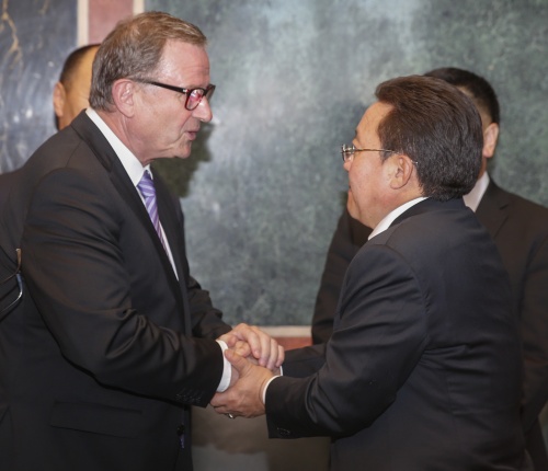 v.li.: der 2. Nationalratspräsident Karlheinz Kopf begrüßt den Staatspräsidenten der Mongolei Tsakhiagiin Elbegdorj