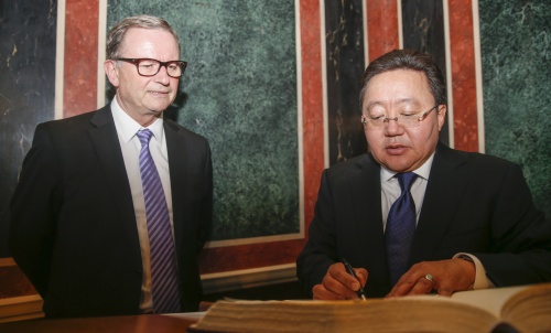 v.li.: der 2. Nationalratspräsident Karlheinz Kopf (V) und der Staatspräsidenten der Mongolei Tsakhiagiin Elbegdorj beim Eintrag in das Gästebuch