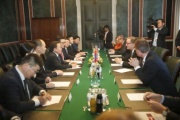 v.li.: Aussprache zwischen der mongolischen Delegation mit dem Staatspräsidenten Tsakhiagiin Elbegdorj (Mitte) und der österreichischen Delegation mit dem 2. Nationalratspräsidenten Karlheinz Kopf (V, Mitte)