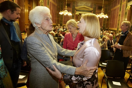 v.li.: Freda Meissner-Blau begrüßt durch Nationalratspräsidentin Doris Bures (S)