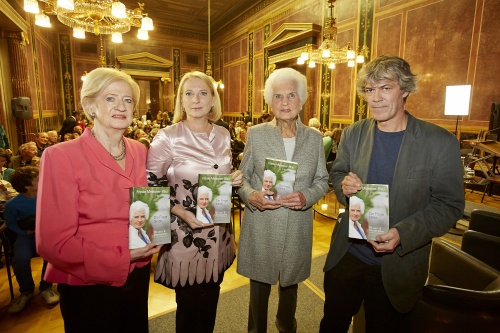 v.li: Amalthea Signum Verlag Brigitte Sinnhuber-Harenberg, Nationalratspräsidentin Doris Bures (S), Freda Meissner-Blau, Co-Autor Gert Dressel