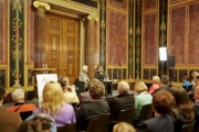 Freda Meissner-Blau mit Co-Autor Gert Dressel am Podium