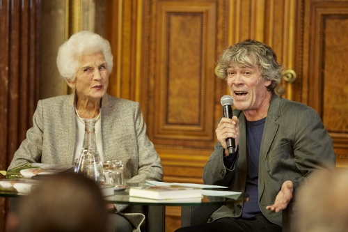 Freda Meissner-Blau mit Co-Autor Gert Dressel am Podium