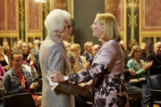 v.re stehend: Nationalratspräsidentin Doris Bures (S) beglückwünscht Freda Meissner-Blau