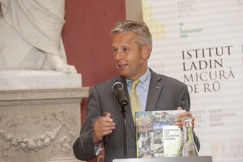 Klubobmann Reinhold Lopatka (V) mit dem Buch bei seiner Begrüßung