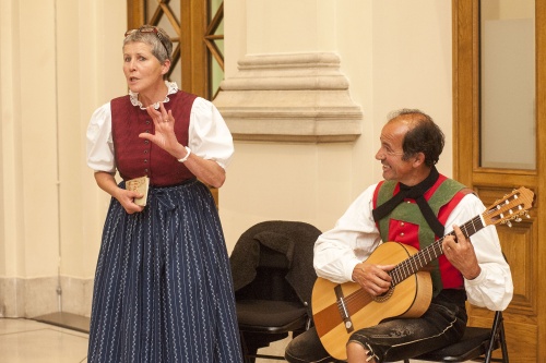 Die Musiker Hilda und Paul Schuen bei der Darbietung eines ladinischen Volksliedes