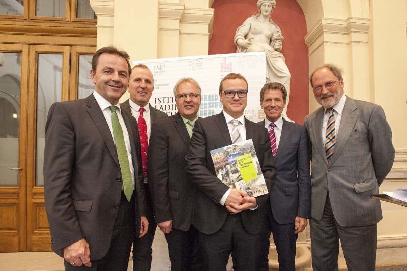 v.li.: Nationalratsabgeordneter  Nikolaus Berlakovich, Direktor des Ladinischen Kulturinstituts St. Martin in Thurn Leander Moroder, Nationalratsabgeordneter Hermann Gahr, Autor Werner Pescosta, Nationalratsabgeordneter Karlheinz Töchterle und Historiker Universität Innsbruck Josef Riedmann