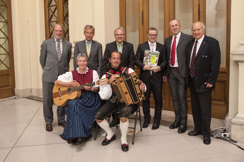 v.li.: Historiker Universität Innsbruck Josef Riedmann, Klubobmann Reinhold Lopatka (V), Nationalratsabgeordneter und Obmann des Südtirol-Unterausschusses Hermann Gahr, Autor Werner Pescosta, Direktor des Ladinischen Kulturinstituts St. Martin in Thurn Leander Moroder, Obmann des Tirolerbundes in Wien Herwig Pelzer. Im Vordergrund die Musiker Hilda und Paul Schuen.