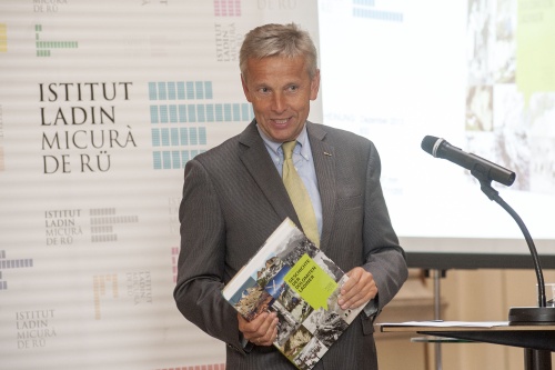 Klubobmann Reinhold Lopatka (V) mit dem Buch bei seiner Begrüßung