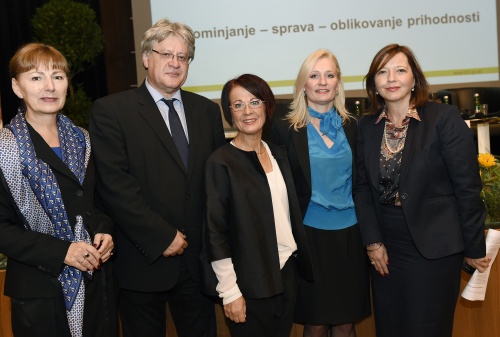 v.li.: Ismeta Dervoz, Bundesrat Stefan Schennach, Bundesratspräsidentin Ana Blatnik, Melita Mulic und Natasa Vukovic