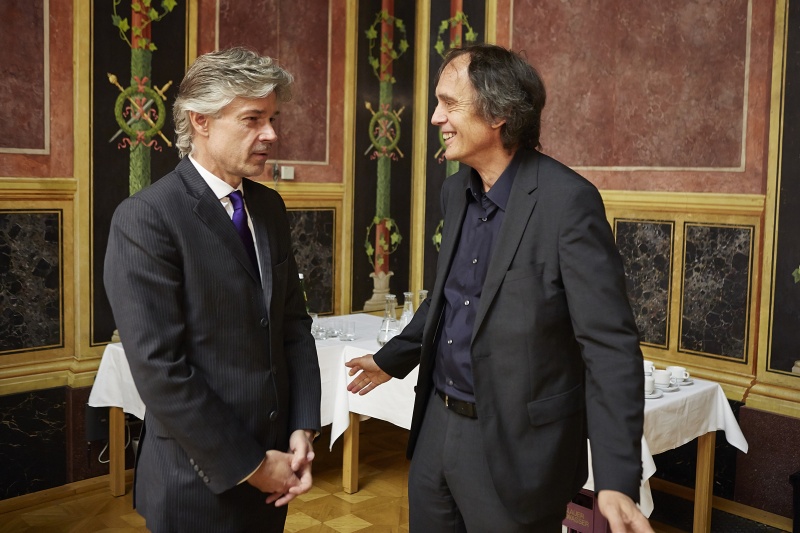 v.li.: Parlamentsdirektor Harald Dossi im Gepräch mit dem Vorsitzenden der Auswahlkommission Architekt Ernst Beneder