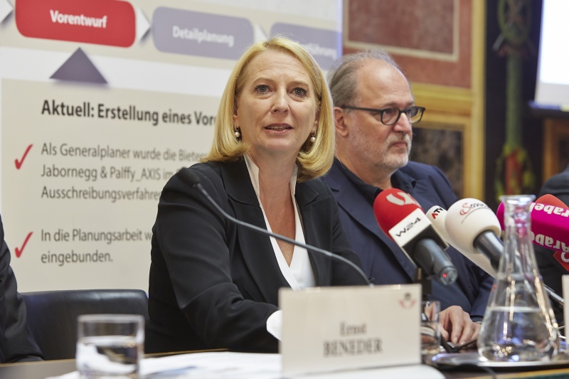 Am Podium v.li.: Nationalratspräsidentin Doris Bures und Architekt Andras Palffy