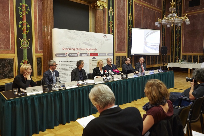 Am Podium v.li.: Pressesprecherin von Nationalratspräsidentin Doris Bures, Marianne Lackner, Parlamentsvizedirektor Alexis Wintoniak, Vorsitzender der Auswahlkommission Architekt Ernst Beneder, Nationalratspräsidentin Doris Bures, die Architekten Andras Palffy und Christian Jabornegg und Zivilingenieur Ortfried Friedreich