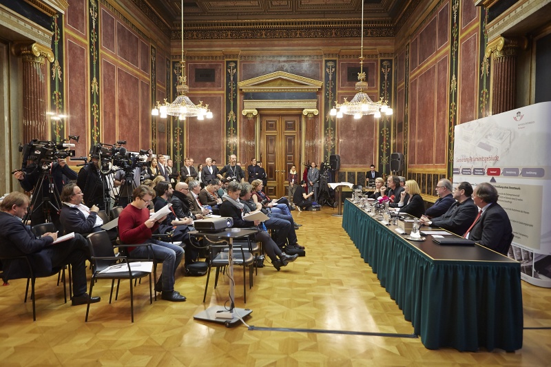 Am Podium v.li.: Pressesprecherin von Nationalratspräsidentin Doris Bures, Marianne Lackner, Parlamentsvizedirektor Alexis Wintoniak, Vorsitzender der Auswahlkommission Architekt Ernst Beneder, Nationalratspräsidentin Doris Bures, die Architekten Andras Palffy und Christian Jabornegg und Zivilingenieur Ortfried Friedreich