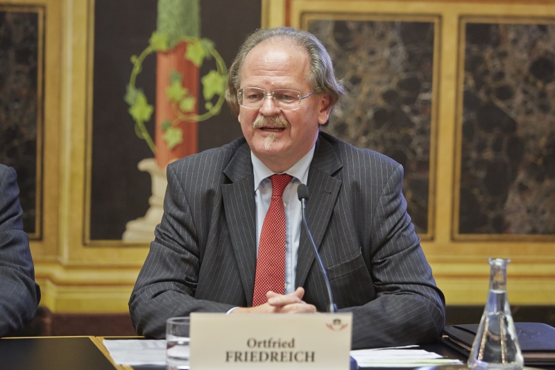 Am Podium Zivilingenieur Ortfried Friedreich